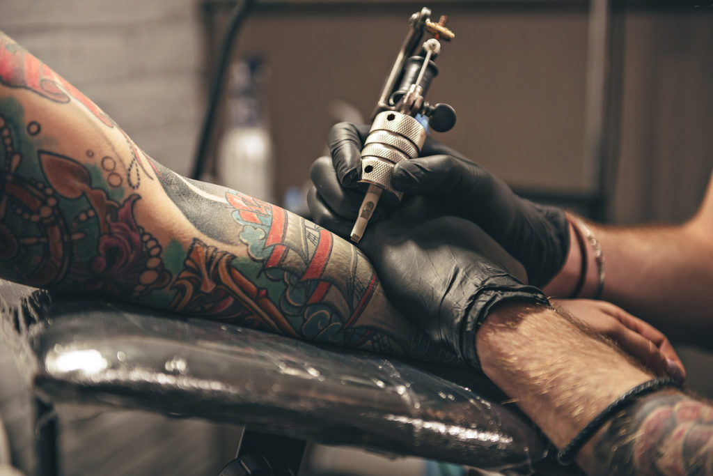 Tatuaggi e trucco permanente: le nuove norme sulle sostanze contenute negli inchiostri dal 4 gennaio